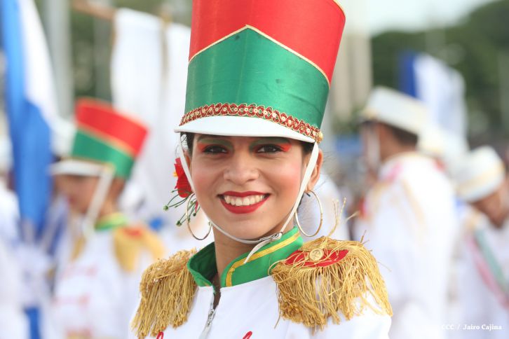 Presidente Daniel y Compañera Rosario participan del Desfile Patrio 2015