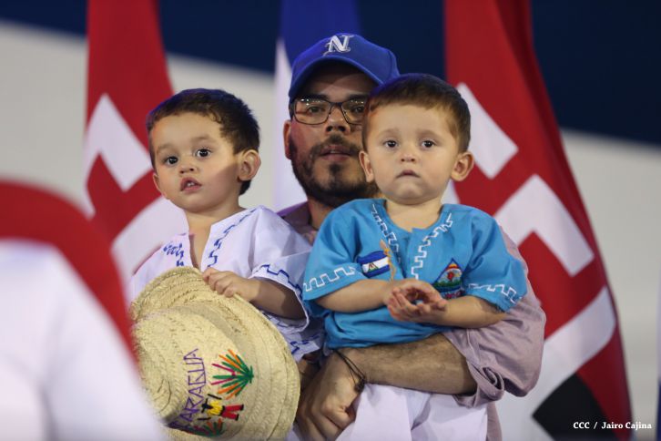 Presidente Daniel y Compañera Rosario participan del Desfile Patrio 2015