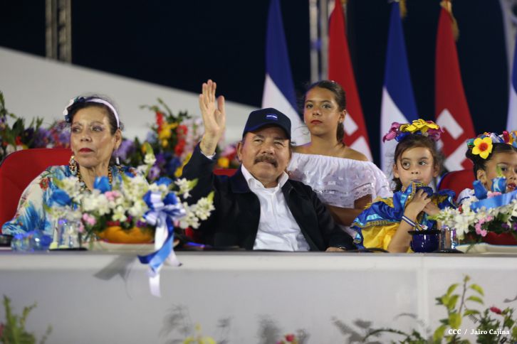Presidente Daniel y Compañera Rosario participan del Desfile Patrio 2015