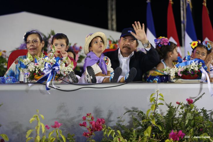Presidente Daniel y Compañera Rosario participan del Desfile Patrio 2015