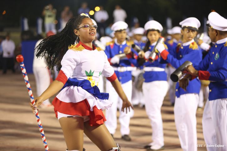 Presidente Daniel y Compañera Rosario participan del Desfile Patrio 2015