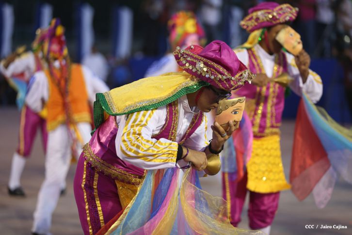Presidente Daniel y Compañera Rosario participan del Desfile Patrio 2015