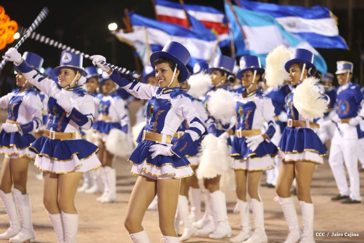 Presidente Daniel y Compañera Rosario participan del Desfile Patrio 2015
