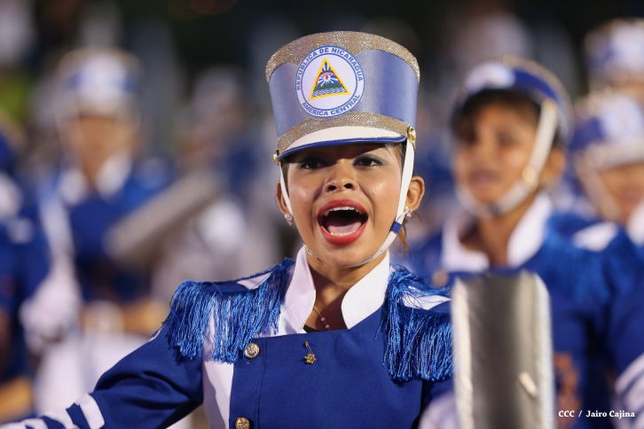 Presidente Daniel y Compañera Rosario participan del Desfile Patrio 2015