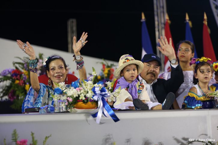 Presidente Daniel y Compañera Rosario participan del Desfile Patrio 2015
