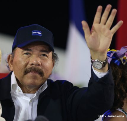 Presidente Daniel y Compañera Rosario participan del Desfile Patrio 2015