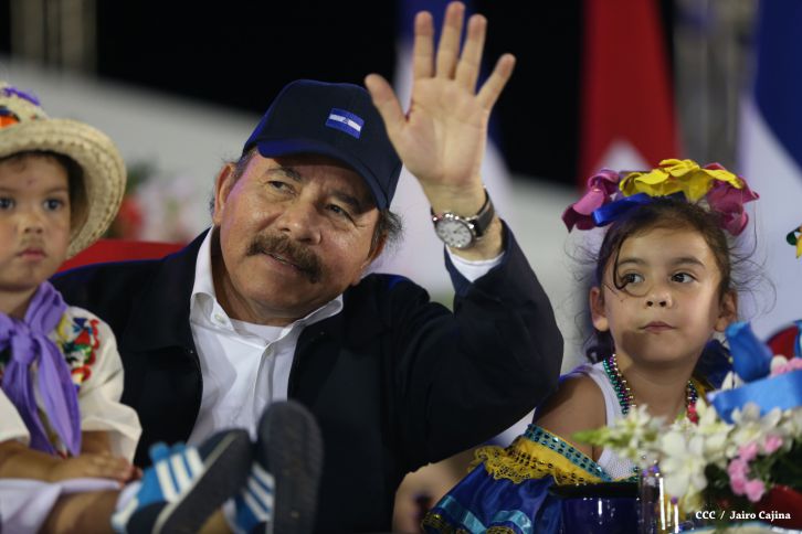Presidente Daniel y Compañera Rosario participan del Desfile Patrio 2015