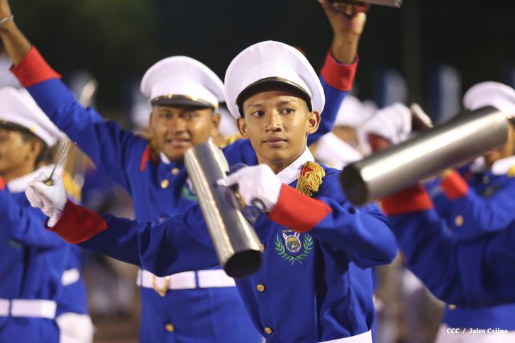 Presidente Daniel y Compañera Rosario participan del Desfile Patrio 2015