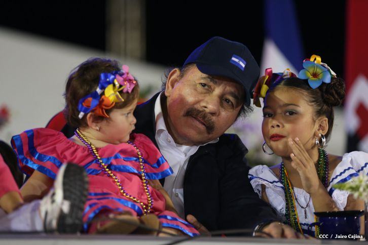 Presidente Daniel y Compañera Rosario participan del Desfile Patrio 2015