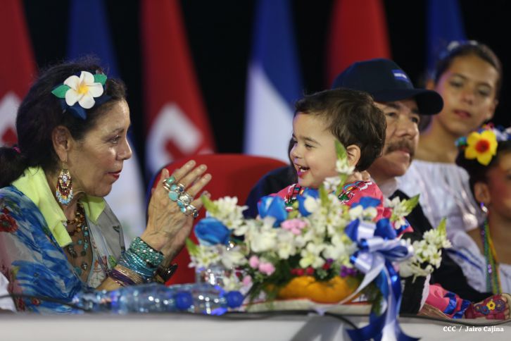 Presidente Daniel y Compañera Rosario participan del Desfile Patrio 2015