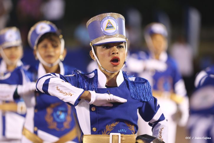 Presidente Daniel y Compañera Rosario participan del Desfile Patrio 2015
