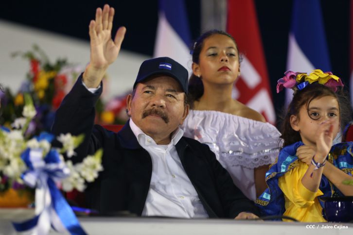 Presidente Daniel y Compañera Rosario participan del Desfile Patrio 2015