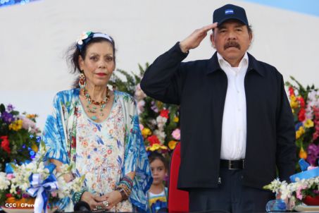 Presidente Daniel y Compañera Rosario participan del Desfile Patrio 2015