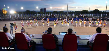 Presidente Daniel y Compañera Rosario participan del Desfile Patrio 2015