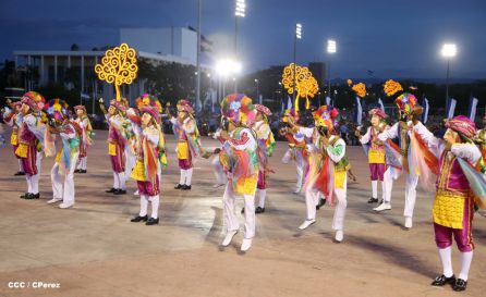 Presidente Daniel y Compañera Rosario participan del Desfile Patrio 2015