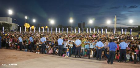 Presidente Daniel y Compañera Rosario participan del Desfile Patrio 2015
