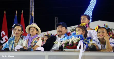 Presidente Daniel y Compañera Rosario participan del Desfile Patrio 2015