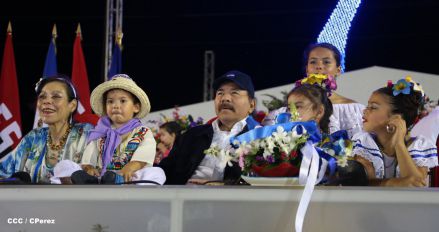 Presidente Daniel y Compañera Rosario participan del Desfile Patrio 2015