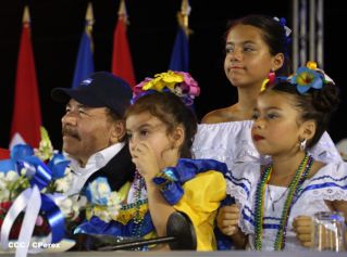 Presidente Daniel y Compañera Rosario participan del Desfile Patrio 2015