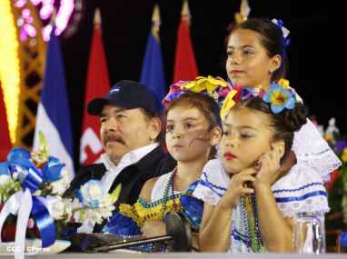Presidente Daniel y Compañera Rosario participan del Desfile Patrio 2015