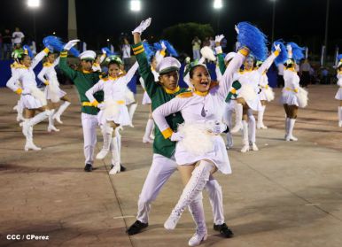 Presidente Daniel y Compañera Rosario participan del Desfile Patrio 2015