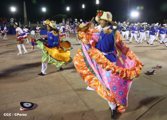 Presidente Daniel y Compañera Rosario participan del Desfile Patrio 2015