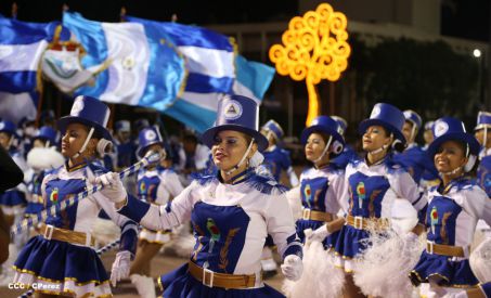 Presidente Daniel y Compañera Rosario participan del Desfile Patrio 2015
