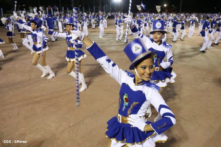 Presidente Daniel y Compañera Rosario participan del Desfile Patrio 2015