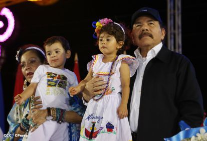 Presidente Daniel y Compañera Rosario participan del Desfile Patrio 2015