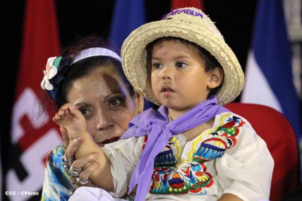Presidente Daniel y Compañera Rosario participan del Desfile Patrio 2015