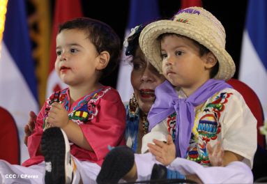 Presidente Daniel y Compañera Rosario participan del Desfile Patrio 2015
