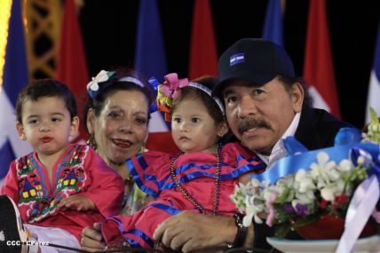 Presidente Daniel y Compañera Rosario participan del Desfile Patrio 2015