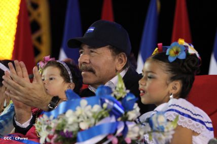 Presidente Daniel y Compañera Rosario participan del Desfile Patrio 2015