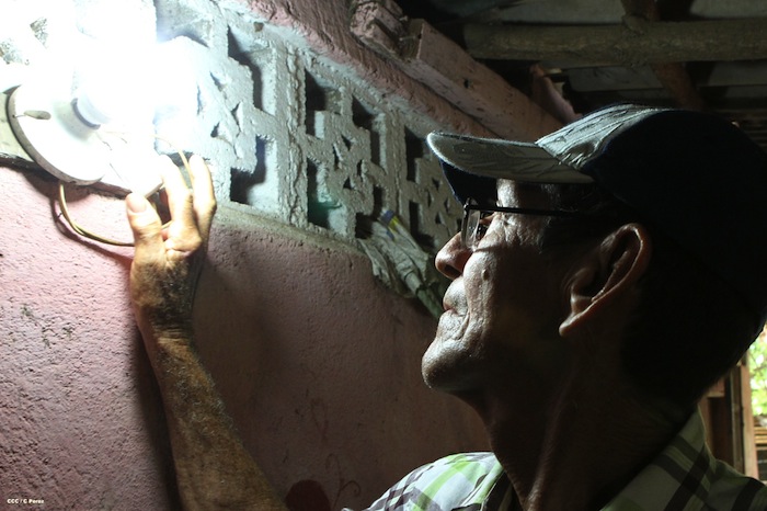 Luz eléctrica llega a comunidad La Palanca de Mateare