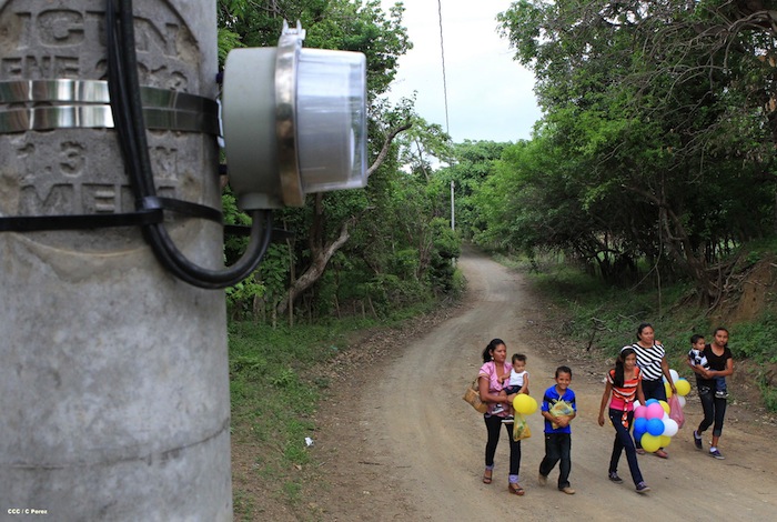 Luz eléctrica llega a comunidad La Palanca de Mateare