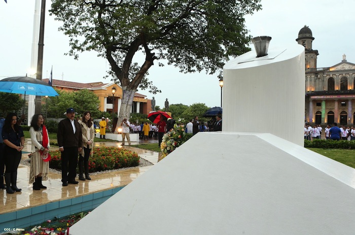 Daniel y Rosario conmemoran 77 Natalicio del Comandante Carlos Fonseca Amador