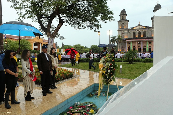 Daniel y Rosario conmemoran 77 Natalicio del Comandante Carlos Fonseca Amador