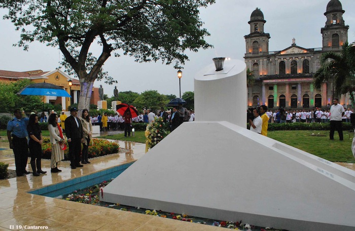 Daniel y Rosario conmemoran 77 Natalicio del Comandante Carlos Fonseca Amador