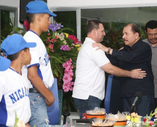 Daniel abandera a atletas que participarán en Juegos Mundiales Indígenas y en el Panamericano de Béisbol Infantil AA