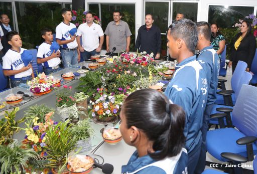 Daniel abandera a atletas que participarán en Juegos Mundiales Indígenas y en el Panamericano de Béisbol Infantil AA