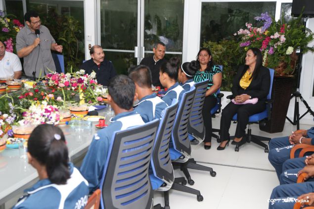 Daniel abandera a atletas que participarán en Juegos Mundiales Indígenas y en el Panamericano de Béisbol Infantil AA
