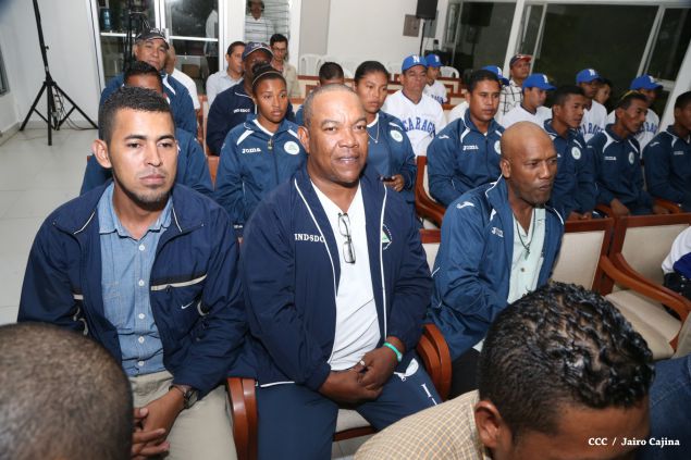 Daniel abandera a atletas que participarán en Juegos Mundiales Indígenas y en el Panamericano de Béisbol Infantil AA