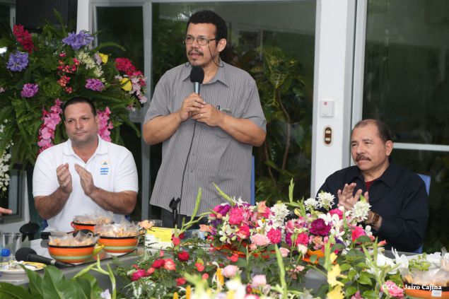 Daniel abandera a atletas que participarán en Juegos Mundiales Indígenas y en el Panamericano de Béisbol Infantil AA
