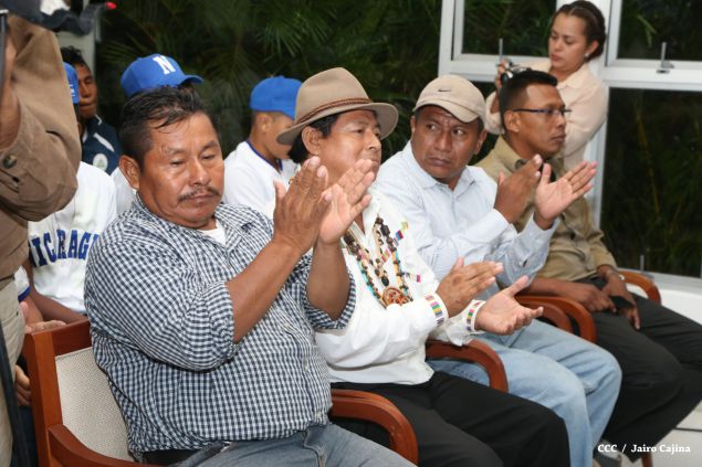 Daniel abandera a atletas que participarán en Juegos Mundiales Indígenas y en el Panamericano de Béisbol Infantil AA