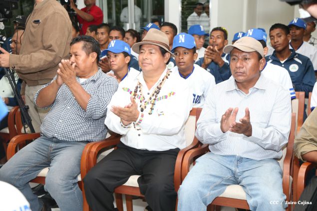Daniel abandera a atletas que participarán en Juegos Mundiales Indígenas y en el Panamericano de Béisbol Infantil AA
