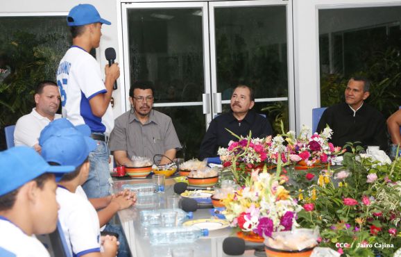 Daniel abandera a atletas que participarán en Juegos Mundiales Indígenas y en el Panamericano de Béisbol Infantil AA
