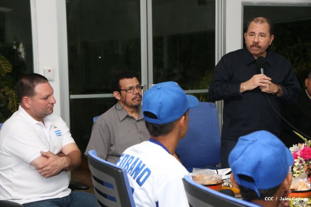 Daniel abandera a atletas que participarán en Juegos Mundiales Indígenas y en el Panamericano de Béisbol Infantil AA