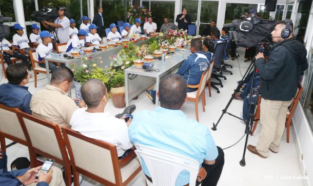 Daniel abandera a atletas que participarán en Juegos Mundiales Indígenas y en el Panamericano de Béisbol Infantil AA