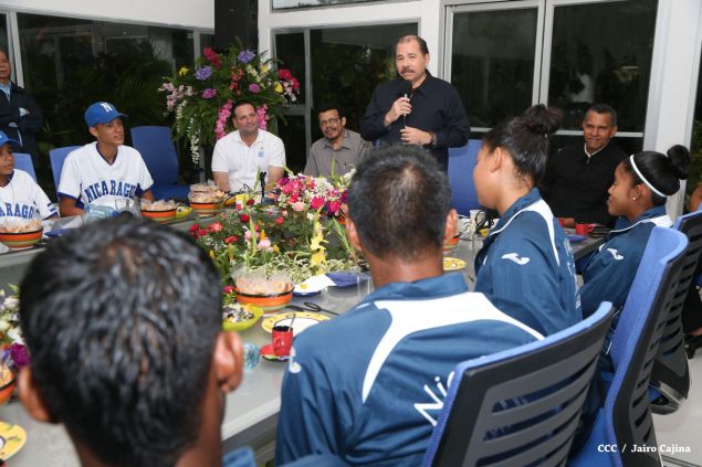 Daniel abandera a atletas que participarán en Juegos Mundiales Indígenas y en el Panamericano de Béisbol Infantil AA
