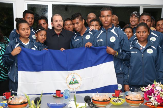 Daniel abandera a atletas que participarán en Juegos Mundiales Indígenas y en el Panamericano de Béisbol Infantil AA